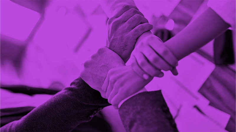 Community Based Marketing: Die Zukunft erfolgreicher Markenführung | Online Marketing und Social Media Agentur Vier Menschen halten sich jeweils an ihren Handgelenken fest und bilden damit einen Kreis