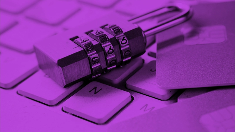 Datenschutz und Transparenz: Wie Unternehmen Vertrauen in der digitalen Ära gewinnen | Online Marketing und Social Media Agentur Ein Zahlenschloss liegt auf einer Tastatur