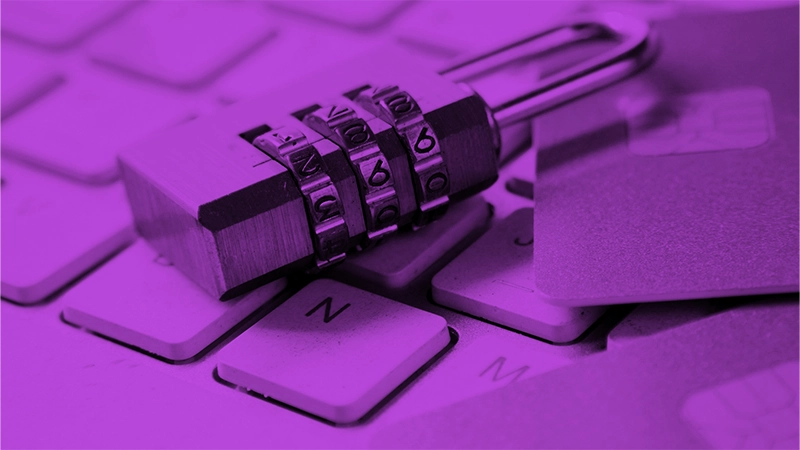 Datenschutz & Urheberrecht - Es wird doch immer verstrickter! | Online Marketing und Social Media Agentur Zahlenschloss liegt auf einer Tastatur