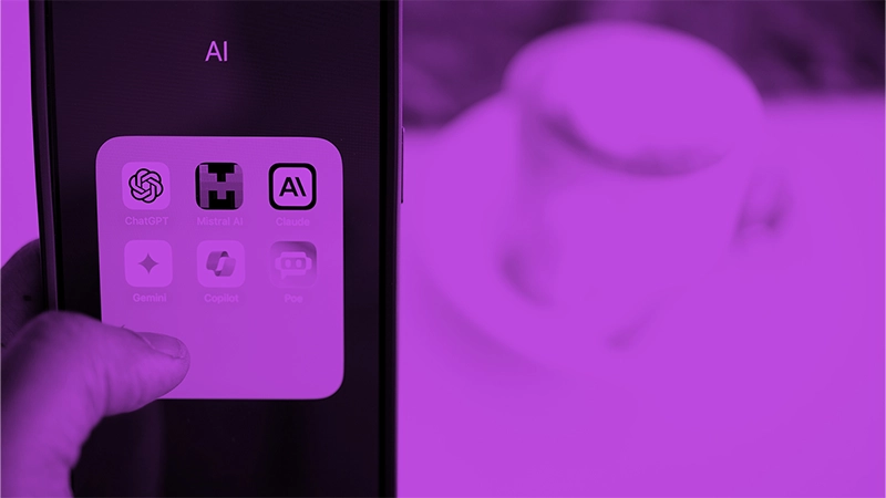 Generative AI Optimization (GAIO): Wie Unternehmen generative KI effektiv nutzen | Online Marketing und Social Media Agentur Es ist ein Handy zu sehen, auf welchem ein Ordner mit verschiedenen KI-Anwendungen geöffnet ist