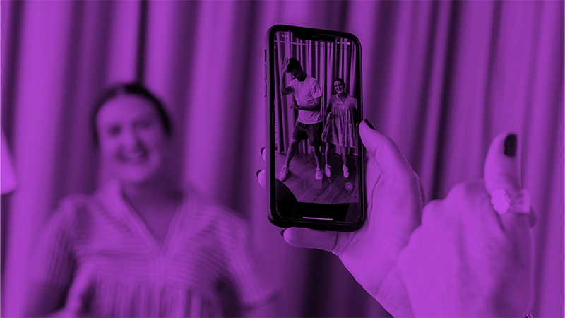 Influencer-Marketing 2.0: Warum sich Marken neu erfinden müssen | Online Marketing und Social Media Agentur Zwei Menschen werden einem Handy gefilmt