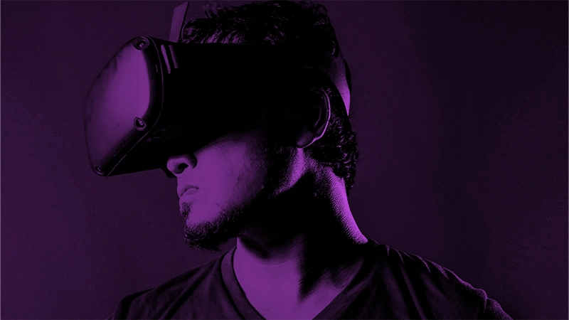 METAVERSE-MARKETING 2025: SO ERREICHST DU DEINE ZIELGRUPPE IN DER VIRTUELLEN WELT | Online Marketing und Social Media Agentur Ein Mann trägt eine VR-Brille und schaut zur Seite