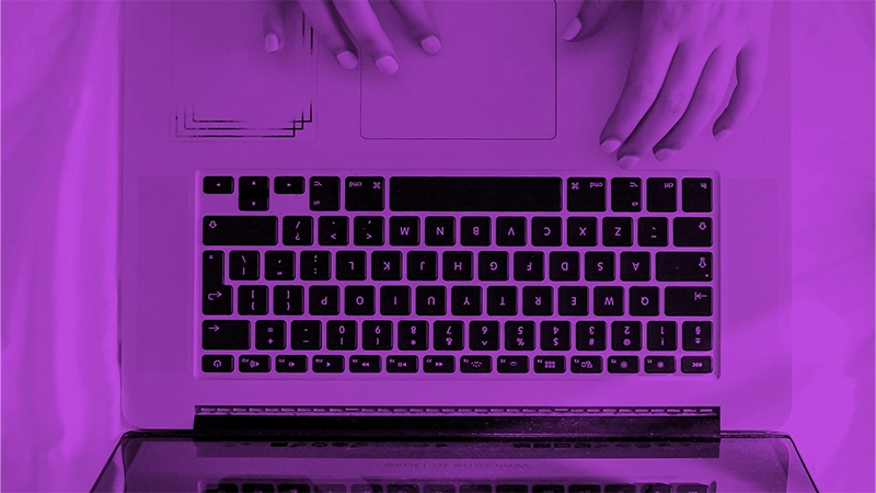 Social Commerce: 5 Plattformen, die ihr definitiv nutzen solltet! | Online Marketing und Social Media Agentur Das Bild zeigt eine Laptop-Tastatur von oben mit zwei Händen, die drauf tippen