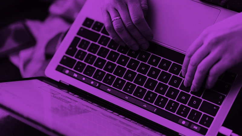 Vibe Marketing: Der neue Trend für Marken, die Emotionen wecken wollen | Online Marketing und Social Media Agentur Eine Person tippt etwas auf einer Laptoptastatur