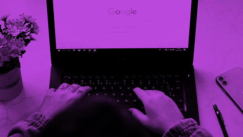 Zero-Click-Marketing: Wie Unternehmen trotz sinkender Klickzahlen bei Google weiterhin Traffic generieren | Online Marketing und Social Media Agentur Ein Mensch tippt auf einer Laptop-Tastatur und hat im Suchfenster Google geöffnet