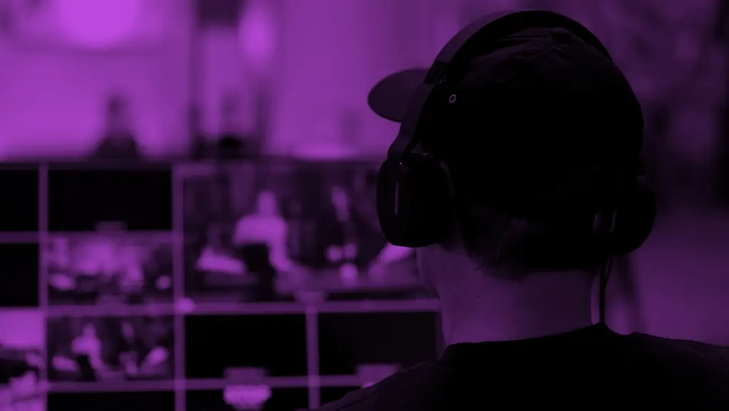 YouTube Marketing: Der ultimative Leitfaden für mehr Reichweite, Abonnenten und Umsatz | Online Marketing und Social Media Agentur Mann mit Kopfhörern sitzt vor einem Regiemonitor