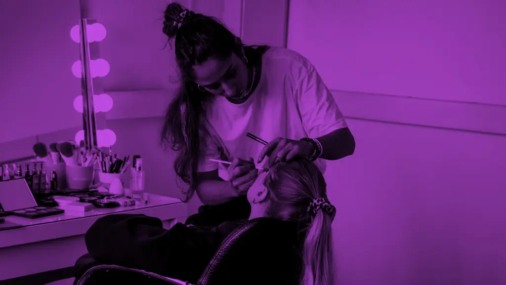 YouTube Marketing: Der ultimative Leitfaden für mehr Reichweite, Abonnenten und Umsatz | Online Marketing und Social Media Agentur Makeup Artist schminkt Moderatorin vor dem Dreh